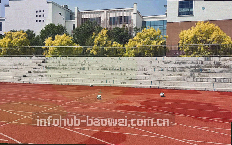 篮球比赛中突破上篮的瞬间